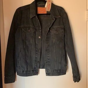 Black denim Levi’s jean jacket. NWT
